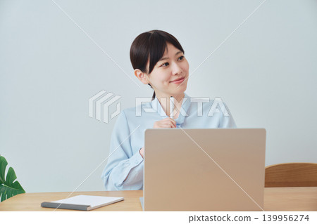 一個在線交談的女人 139956274