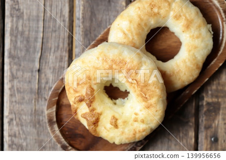 Crispy and chewy cheese bagels made with rice flour; gluten-free bagels. Crispy and chewy cheese bagels made with rice flour; gluten-free bagels. 139956656