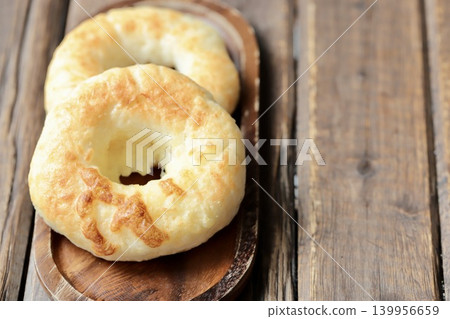 Crispy and chewy cheese bagels made with rice flour; gluten-free bagels. Crispy and chewy cheese bagels made with rice flour; gluten-free bagels. 139956659