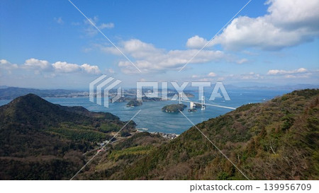瀨戶內海眾多島嶼的壯麗景色以及來島海峽大橋(島波海道) 瀨戶內海眾多島嶼的壯麗景色以及來島海峽大橋(島波海道) 139956709