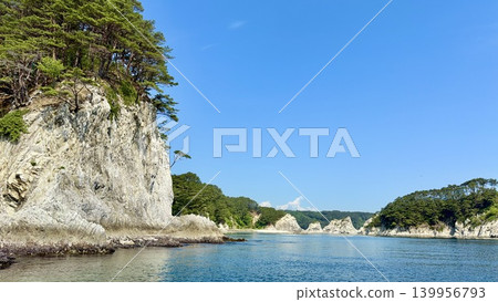 五月的晴空萬裡,碧空如洗,南方紅松鬱鬱蔥蔥,岩手縣宮古市淨土濱海灘碧綠的海水,構成了一幅美麗的春日景象。 五月的晴空萬裡,碧空如洗,南方紅松鬱鬱蔥蔥,岩手縣宮古市淨土濱海灘碧綠的海水,構成了一幅美麗的春日景象。 139956793