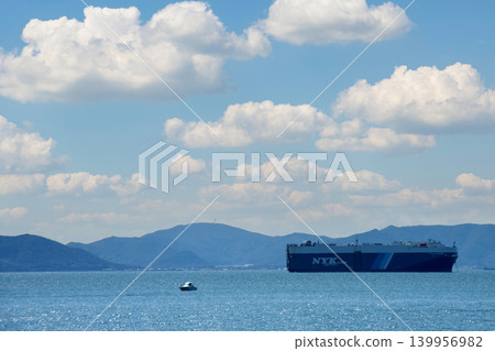 平靜的海灣,貨輪靜靜地停泊在那裡。 平靜的海灣,貨輪靜靜地停泊在那裡。 139956982