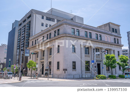 The historical exterior of Shizuoka Bank (former head office) and the scenery of Gofukumachi intersection [Shizuoka City, Shizuoka Prefecture] 139957330