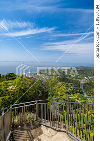 從千葉縣京南町鋸切山地獄之眼眺望東京灣和金谷市 從千葉縣京南町鋸切山地獄之眼眺望東京灣和金谷市 139957394