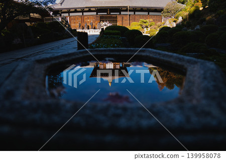 Autumn leaves reflected in the garden of Tofuku-ji Temple in Kyoto, and the scenery of a Zen temple. Autumn leaves reflected in the garden of Tofuku-ji Temple in Kyoto, and the scenery of a Zen temple. 139958078