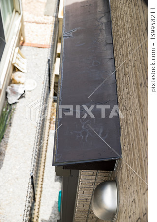 Cracked house eaves Cracked house eaves 139958211
