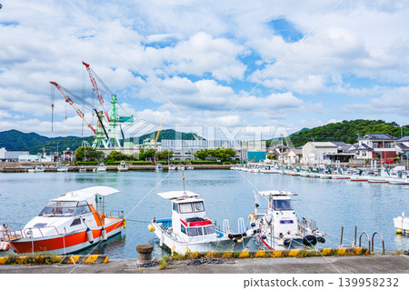 Under a clear blue sky, a refreshing view of the port town, with ships in Kushikino Port and cranes at the shipyard visible. Under a clear blue sky, a refreshing view of the port town, with ships in Kushikino Port and cranes at the shipyard visible. 139958232