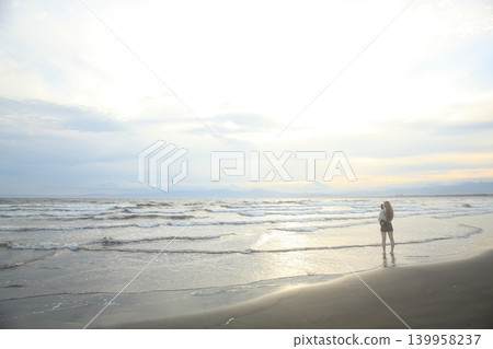 黃昏時分在海邊散步 黃昏時分在海邊散步 139958237