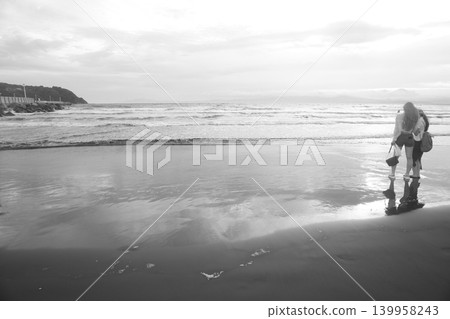 兩個女人背對著大海 兩個女人背對著大海 139958243