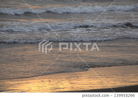 日落時美麗的海灘 日落時美麗的海灘 139958266
