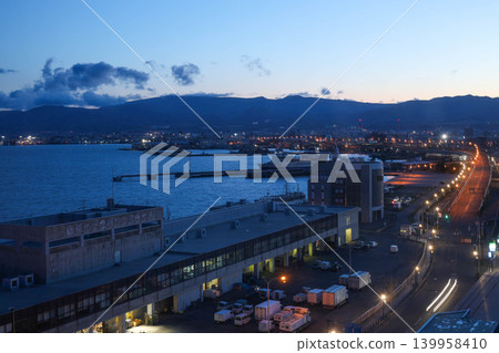 [Night View] Near the Local Fish Market in Hakodate City, Hokkaido (before dawn) 139958410