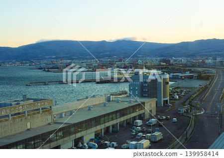 [Night View] Near the Local Wholesale Market for Seafood in Hakodate City, Hokkaido (Dawn) 139958414