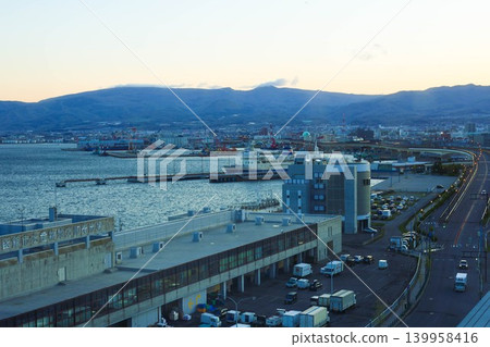 [Night View] Near the Local Wholesale Market for Seafood in Hakodate City, Hokkaido (Dawn) 139958416
