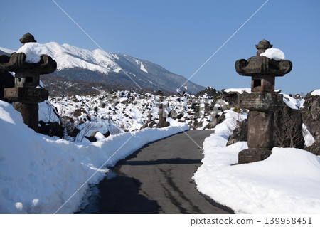白雪皚皚的鬼押出公園和淺間山：群馬縣的冬日景色 139958451
