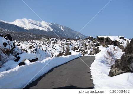 Snow-covered Onioshidashi Park and Mount Asama: A winter scene in Gunma Prefecture Snow-covered Onioshidashi Park and Mount Asama: A winter scene in Gunma Prefecture 139958452