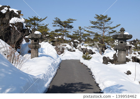 白雪皚皚的鬼押出公園和淺間山:群馬縣的冬日景色 白雪皚皚的鬼押出公園和淺間山:群馬縣的冬日景色 139958462