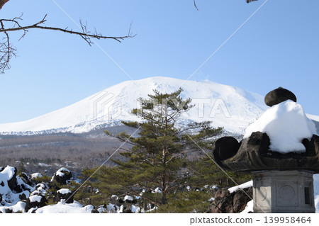 白雪皚皚的鬼押出公園和淺間山：群馬縣的冬日景色 139958464