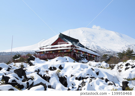Snow-covered Onioshidashi Park and Mount Asama: A winter scene in Gunma Prefecture Snow-covered Onioshidashi Park and Mount Asama: A winter scene in Gunma Prefecture 139958468