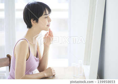一張女性側面的美麗照片，重點展現了她的護膚流程。 139958653