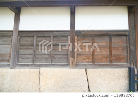 日式建築的外牆，由白色牆壁和木板組成。 139958705