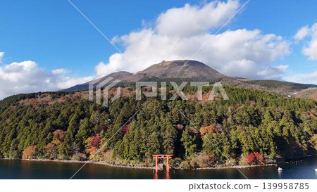 秋季鳥瞰箱根神社和平鳥居和駒岳的秋葉。 139958785