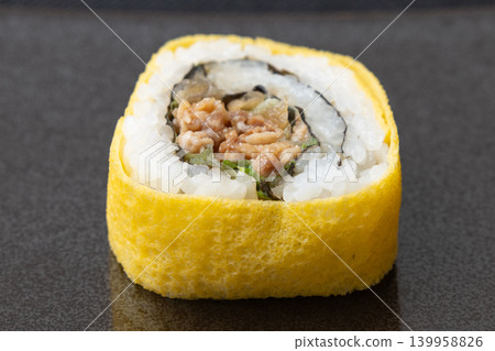 Delicious beef futomaki 139958826