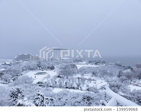 從滋賀縣長濱城眺望白雪皚皚的長濱市景。 從滋賀縣長濱城眺望白雪皚皚的長濱市景。 139959068