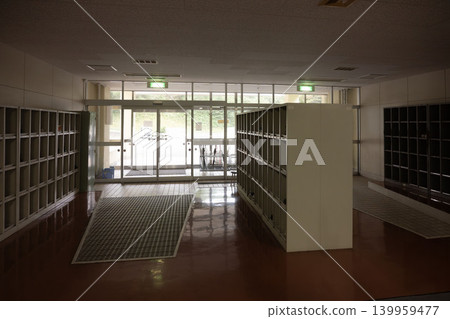 通往校園生活的大門：放學後空蕩蕩的學校大廳，沐浴在明媚的陽光下。 139959477