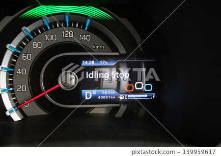 熄火狀態下汽車的儀錶板讀數。 熄火狀態下汽車的儀錶板讀數。 139959617