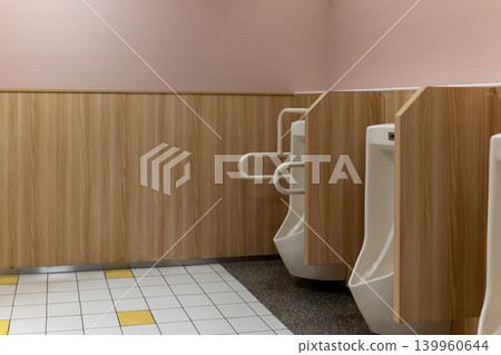 商業建築內乾淨整潔的男性洗手間設施 139960644