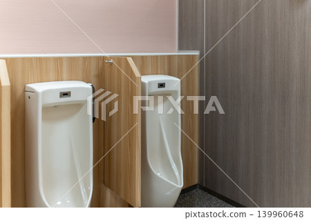 商業建築內乾淨整潔的男性洗手間設施 139960648