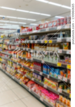 超市貨架照片模糊不清。 超市貨架照片模糊不清。 139960685
