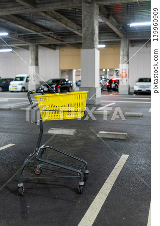 一輛黃色購物車放置在室內停車場。 139960909
