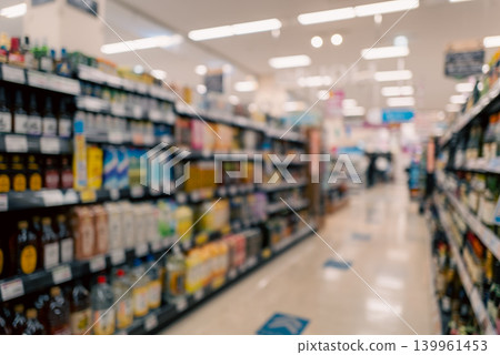 超市食品區和貨架的模糊照片。 139961453