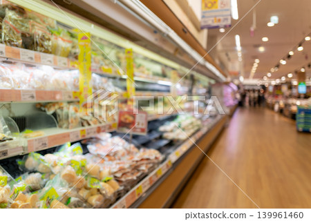 超市食品區和貨架的模糊照片。 超市食品區和貨架的模糊照片。 139961460