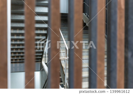 透過豎桿看到的消防逃生通道的工業背景素材。 139961612