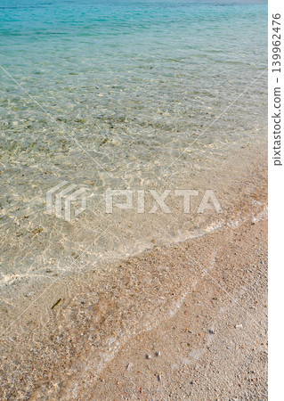 竹富島近藤海灘的清澈海水_垂直 139962476