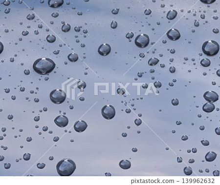 Close-up of raindrops on a glass surface / Abstract background material expressing the tranquility of a rainy day Close-up of raindrops on a glass surface / Abstract background material expressing the tranquility of a rainy day 139962632
