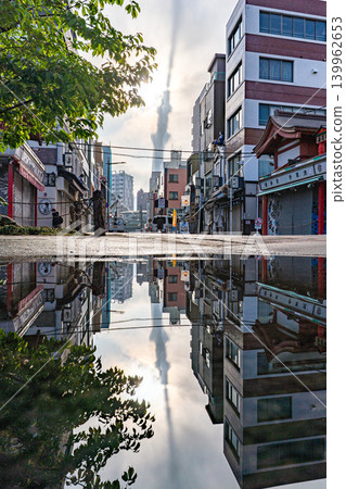 東京晴空塔和淺草的城市景觀倒映在水中。 東京晴空塔和淺草的城市景觀倒映在水中。 139962653