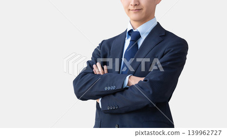一位雙臂交叉的商人。 一位雙臂交叉的商人。 139962727
