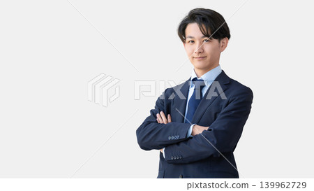 一位雙臂交叉的商人。 139962729