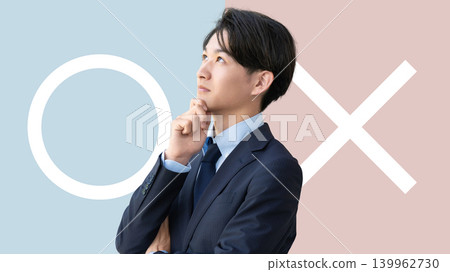 男性商人必須決定回答「是」還是「否」。 139962730
