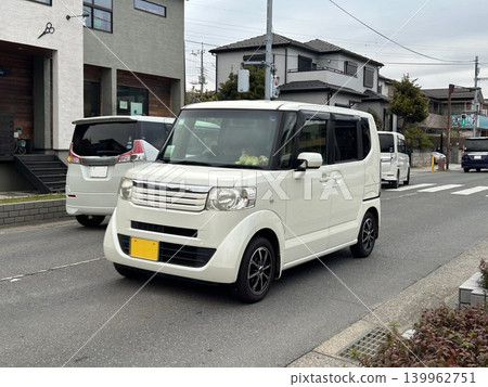 一輛行駛中的輕型客車(高頂貨車)。 一輛行駛中的輕型客車(高頂貨車)。 139962751