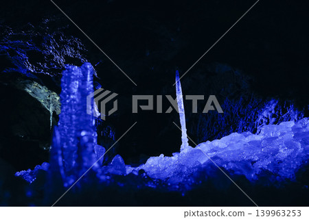 Mysterious ice formations spread across Narusawa Ice Cave in Yamanashi Prefecture Mysterious ice formations spread across Narusawa Ice Cave in Yamanashi Prefecture 139963253