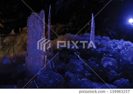 Mysterious ice formations spread across Narusawa Ice Cave in Yamanashi Prefecture Mysterious ice formations spread across Narusawa Ice Cave in Yamanashi Prefecture 139963257