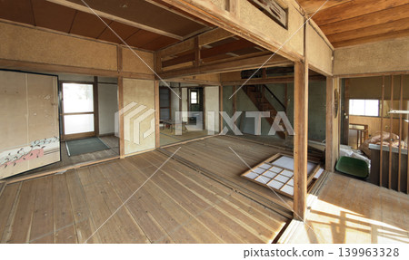 房屋拆除現場，昭和時代木製老房子房間 139963328