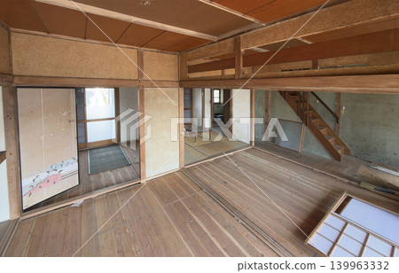 房屋拆除現場，昭和時代木製老房子房間 139963332