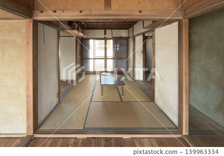 房屋拆除現場,昭和時代木製老房子房間 房屋拆除現場,昭和時代木製老房子房間 139963334