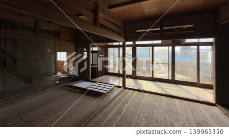 房屋拆除現場：昭和時代老式木屋的窗戶 139963350