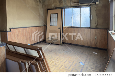 House demolition site, Showa era wooden old house room 139963352